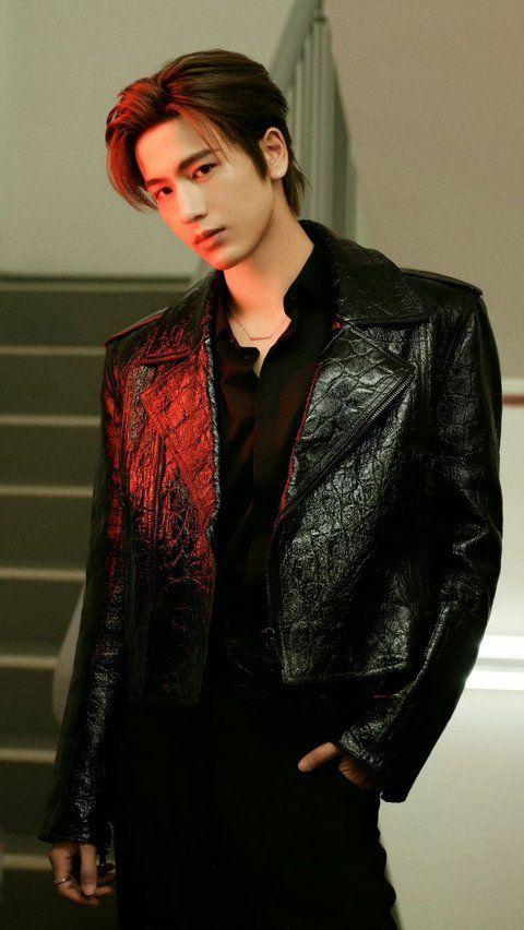 Zhang Linghe was born in Wuxi City, Jiangsu Province. He is known for his roles in <i>Love Between Fairy and Devil</i>. This actor, who is 188 cm tall, was born in 1997.