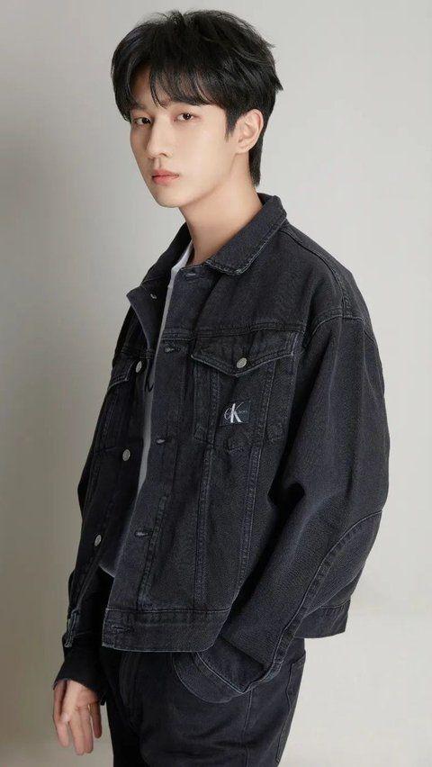 Li Hongyi is the next Chinese actor and singer. He is 188 cm tall and was born on June 26, 1998. Li was a ex-trainee of SM Entertainment.