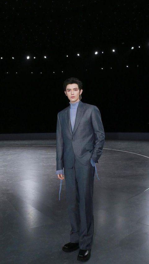 Arthur Chen Feiyu was born in 2000 in the US and is known for his roles in Secret Fruit. He has been praised for his elegant looks. His height of 188 cm stands out in the crowd.