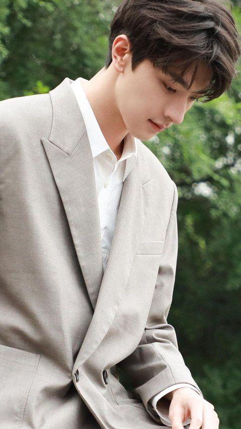 Lin Yi is a Chinese actor and model who gained popularity after starring in the 2019 romantic web drama <i>Put Your Head on My Shoulder</i>. He is also 188 cm tall.