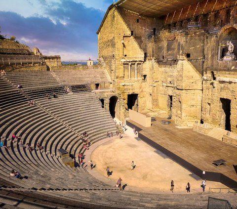 Sailors from the Roman Navy, who were stationed up high in the Colosseum's walls, were the ones in charge of putting this shade up.