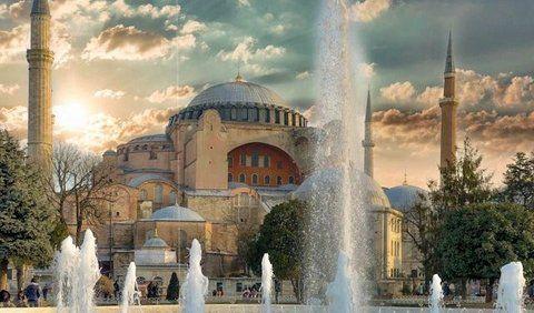Additionally, the Hagia Sophia is located in the heart of Istanbul, making it convenient for you to visit other nearby attractions and enjoy the vibrant city atmosphere.
