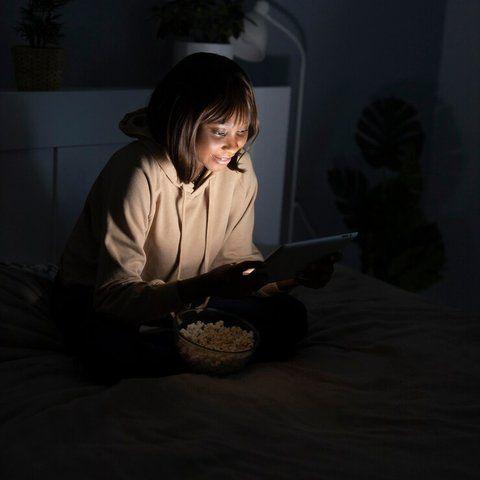 Is it True That Reading in the Dark Can Damage Your Eyes? Here’s the Explanation!