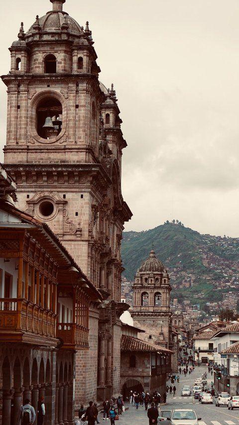 3. Cuzco Main Square: Heartbeat of an Empire<br><br>Cuzco's Main Square is also known as Plaza de Armas. It is proof of the blend of Inca and Spanish influences that shaped Peru's history. Decorated colonial buildings surround Cuzco Main