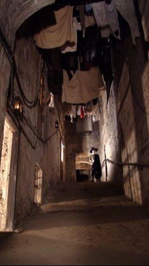 This underground labyrinth was once a bustling street. It was filled with merchants and traders, but it was sealed off due to an outbreak of the plague in the 17th century.