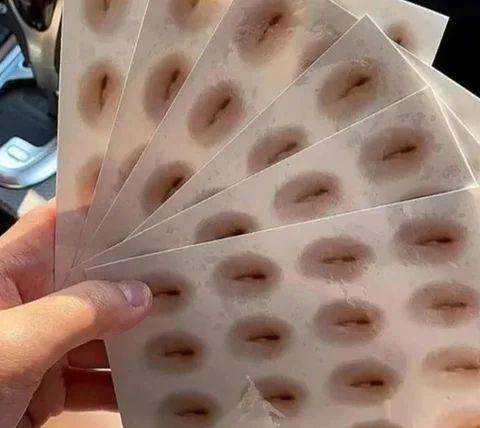 In China, a new beauty trend might seem strange. Many young women use temporary belly button tattoos to make their legs appear longer. 