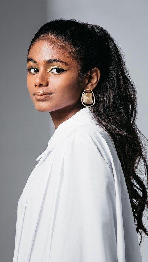 5. Maleesha used her earnings from modeling to improve her family's living conditions. They into a more comfortable one-room apartment with electricity, a ceiling fan, and tap water.