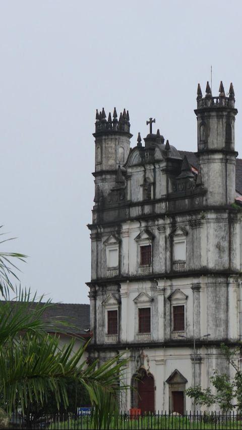 The church is adorned with beautiful paintings and intricate carvings. At the side of the church, you can find the famous Chapel of the Cross of Miracles. The chapel is famous as the place where a vision of Jesus Christ appeared in the 17th century.