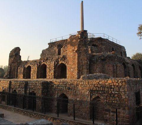 Visitors to the fort have reported hearing strange noises, seeing shadows, and feeling a sense of unease.