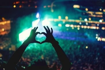 Bikin Baper! Rocker Ini Setia Meski Dikelilingi Wanita, Siapa Dia?