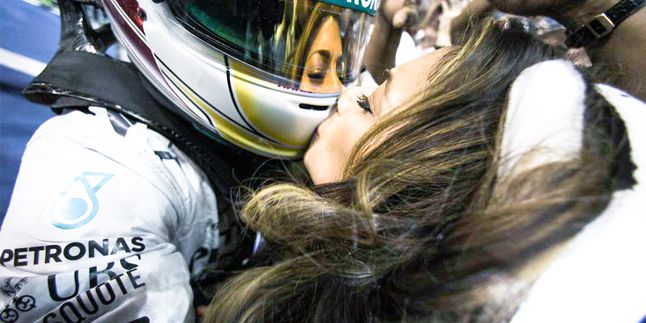 Peluk dan Cium Nicole Scherzinger Untuk Kemenangan Lewis 