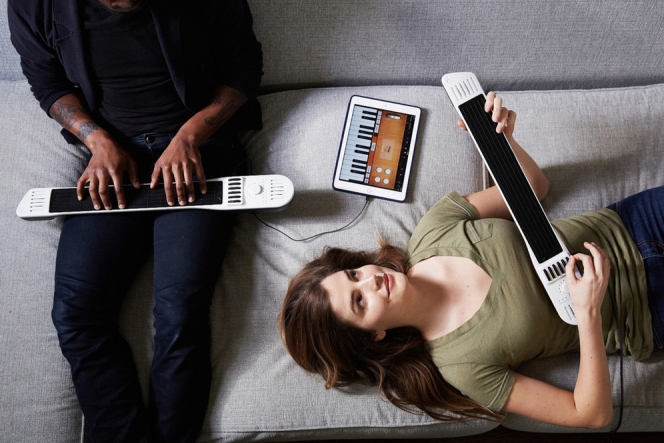 Bermain keyboard, gitar Dan cello dengan Satu alat digital ini