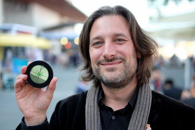 The Runcible: Smartphone yang berbentuk seperti jam tangan antik