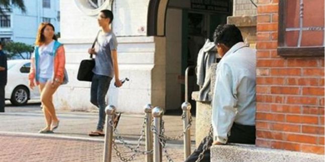 Pria Ini 20 Tahun Menunggu Kedatangan Kekasih di Stasiun 