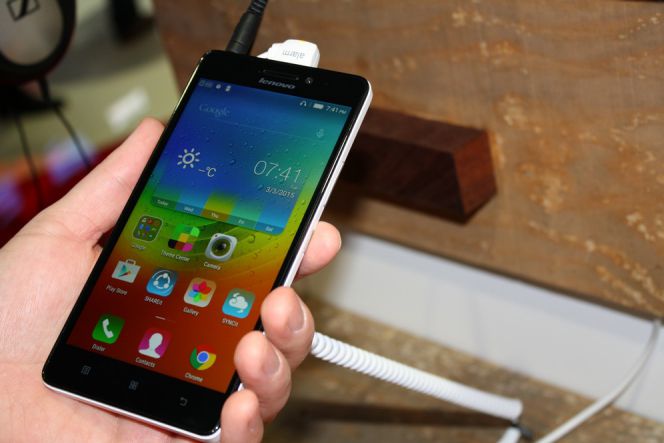 Hari ini, Lenovo A7000 resmi menyapa pasar Indonesia