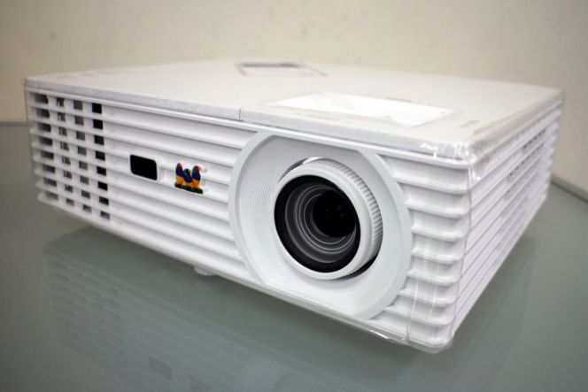 Nonton bareng lebih praktis dengan proyektor Full HD dari ViewSonic