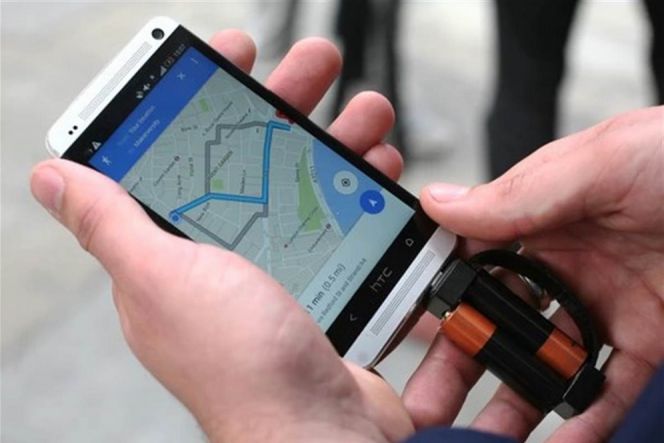 Charger ini 'sulap' baterai AA jadi power bank