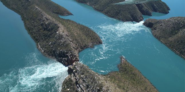 Unik Air  Terjun  ini Mengalir dari Kanan ke Arah Kiri 