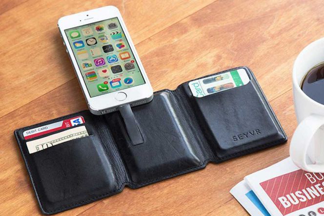 Tak ada power bank, dompet pun jadi