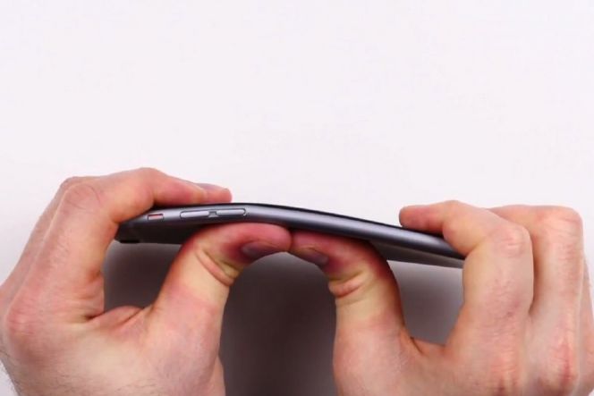 Seberapa kuat iPhone 6S Plus saat ditekuk?