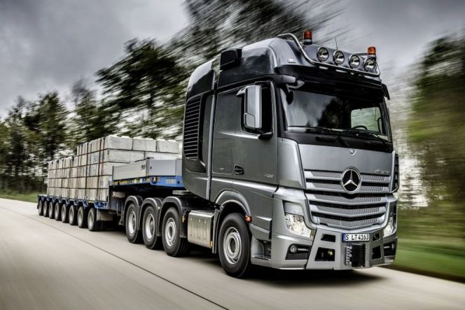 Para sopir bisa tidur saat mengendarai truk Mercedes-Benz Actros