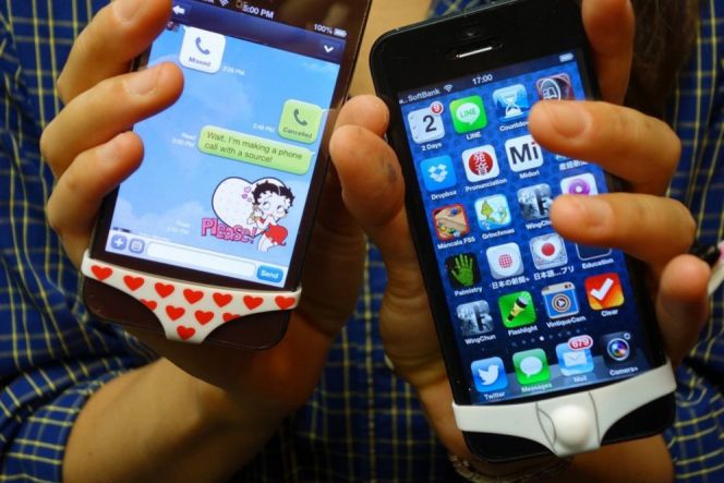 Unik, di Jepang ada casing smartphone bentuk celana dalam