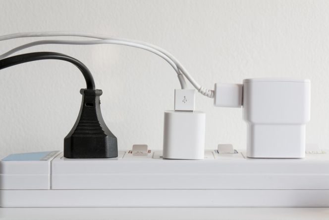 Saat charger tidak digunakan, sebaiknya dicabut atau dibiarkan?