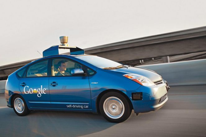 Teknologi ini yang membedakan mobil tanpa awak Google dan Tesla
