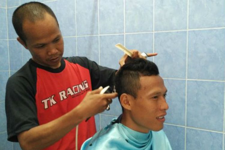 Bandung - Merdeka.com  Ini sosok pencukur rambut para 
