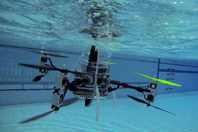Tak cuma terbang, drone ini juga bisa menyelam