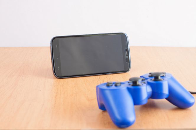 Bermain game mobile lebih seru dengan 2 perangkat ini