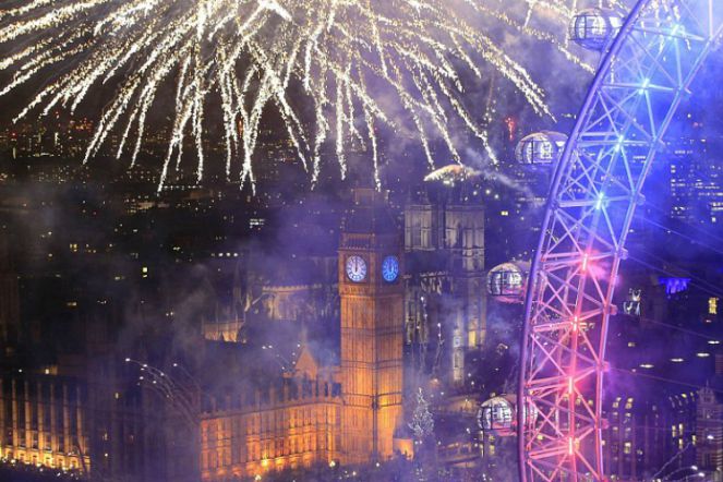 Video 12 000 Kembang Api Meriahkan Perayaan Tahun Baru Di London Money Id