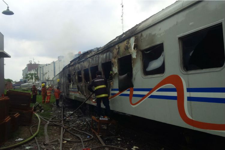 Bandung Merdeka com Dua gerbong kereta api ludes 