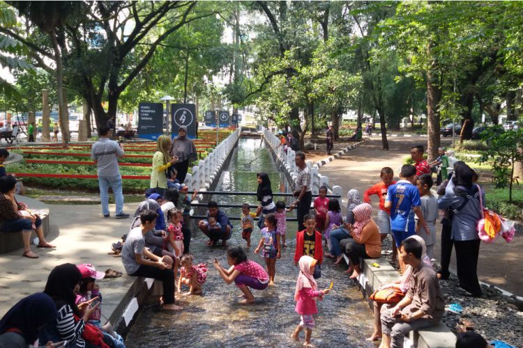 Bandung - Merdeka.com  Indahnya Taman Anak Sungai 