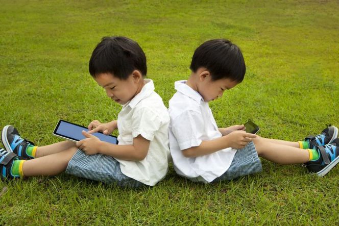 Miris, 20 persen anak di Asia Tenggara lebih doyan main smartphone