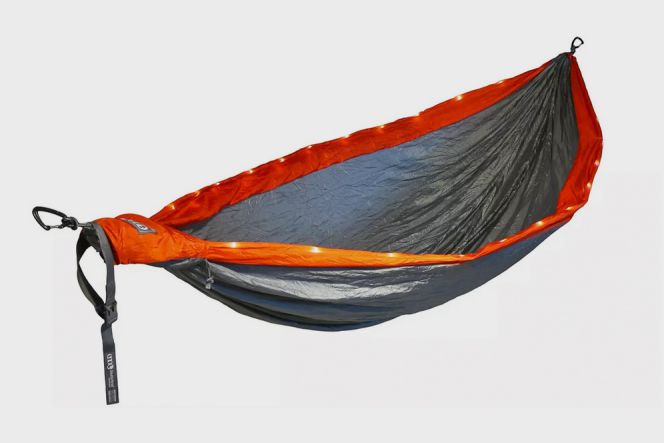 Kegiatan berkemah akan lebih mewah dengan kasur tidur gantung ini