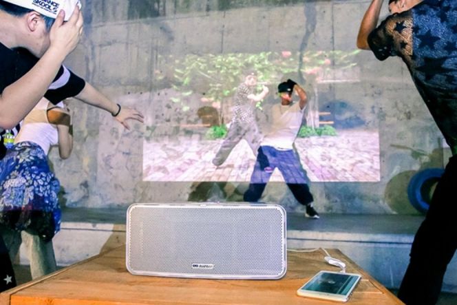 Gabungan speaker dan proyektor ini buat dinding jadi layar tancap