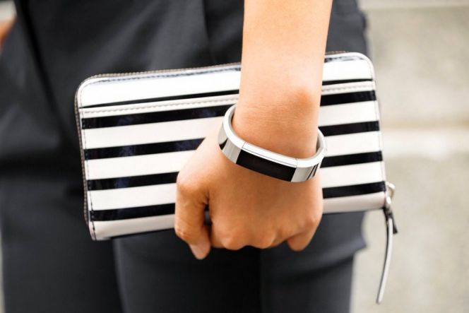 Baru dilahirkan, Fitbit Alta sudah berani melawan Microsoft Band