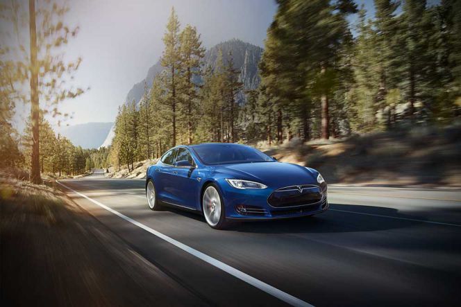 Bisa dikendalikan pakai Apple Watch, ini fitur baru Tesla Model S