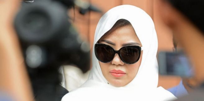  Hijab dan Kacamata Hitam Tak Menutup Wajah Sendu Bella Shofie