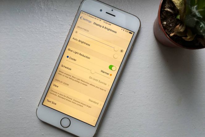 Begini cara redupkan cahaya layar iPhone saat membaca di malam hari