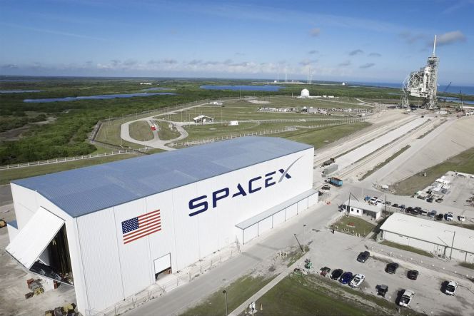 Tesla tawarkan perjalanan eksklusif ke markas SpaceX