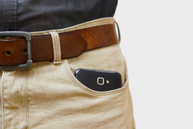 Apa bahaya mengantongi smartphone di saku celana?