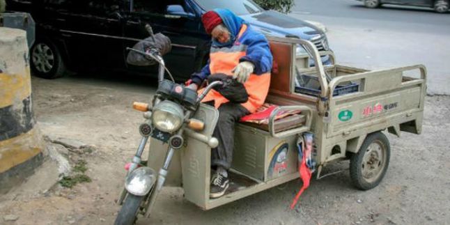 Foto Tukang Sapu Lansia Lelah Bekerja Bikin Netizen Terharu