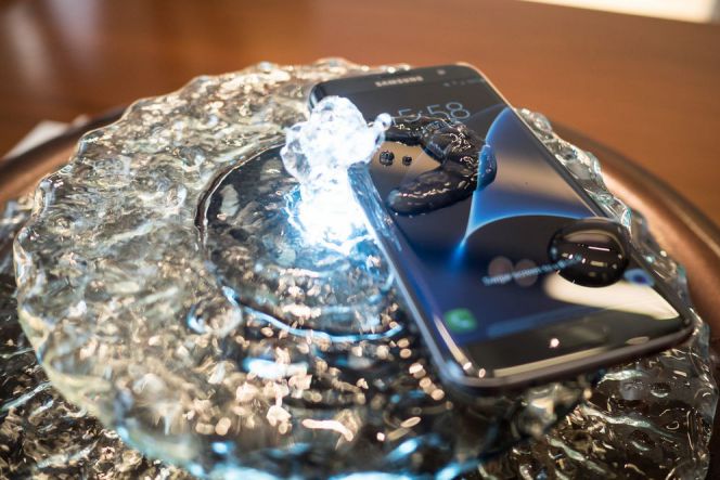 Menguji ketahanan Samsung Galaxy S7 Edge di dalam air