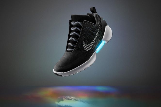 Nike lahirkan sepatu canggih yang bisa mengencangkan talinya sendiri