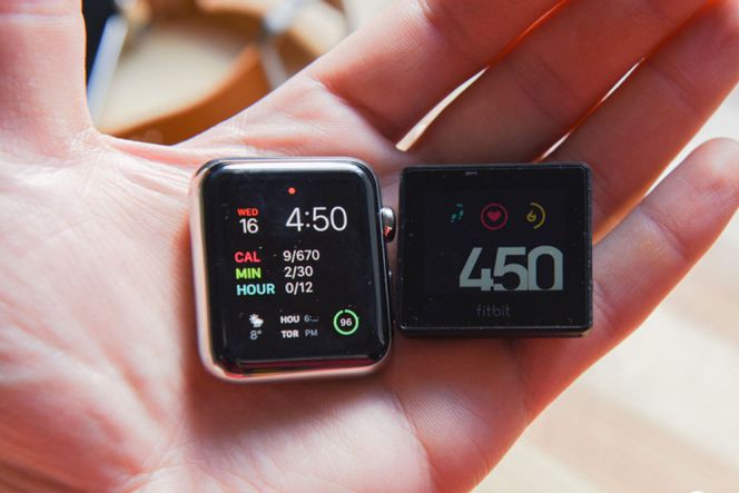 fitbit blaze vs apple watch series 4