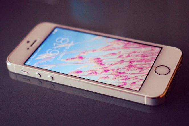 Bandingkan spesifikasi iPhone SE dengan smartphone lainnya di sini