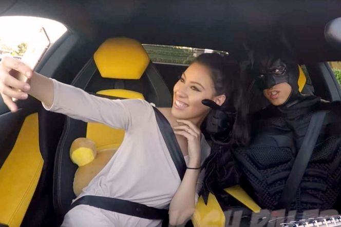 Kejutkan banyak penumpang, Batman jadi supir Uber