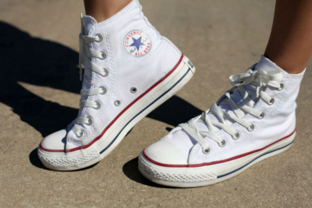 Punya Sepatu Converse Putih? Ini Cara 